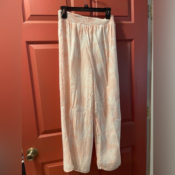 Thin Beachy pants. Light pink with white flowers size XL - Picture 3 of 4